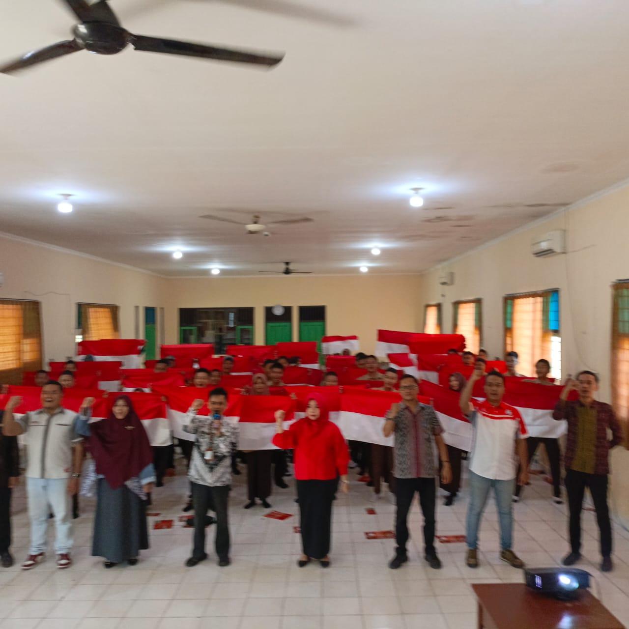 Tumbuhkan Karakter Bangsa. Disperindag Babel Bagikan  Bendera Merah Putih Ke Pelajar SMKN 1 Koba.
