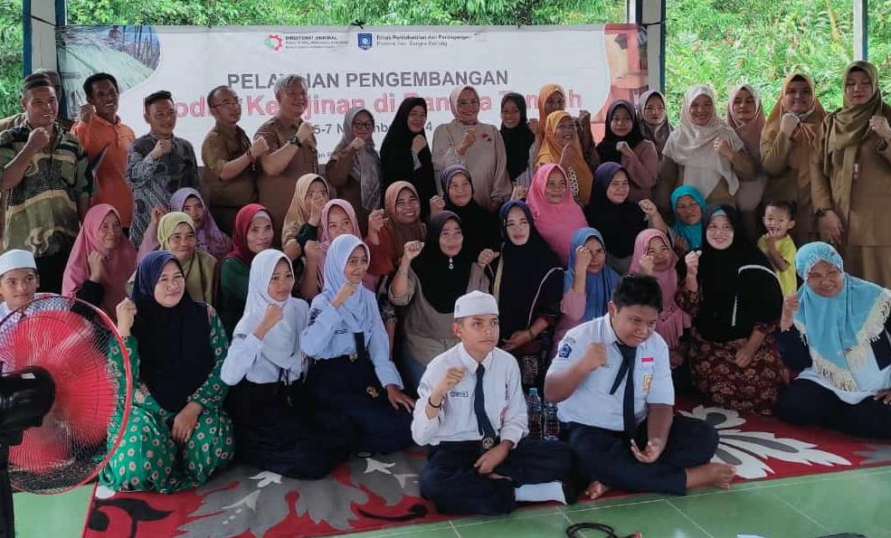 Disperindag Babel Bersama Dekranasda Babel, Berikan Pelatihan Produk Kerajinan IKM di Bateng