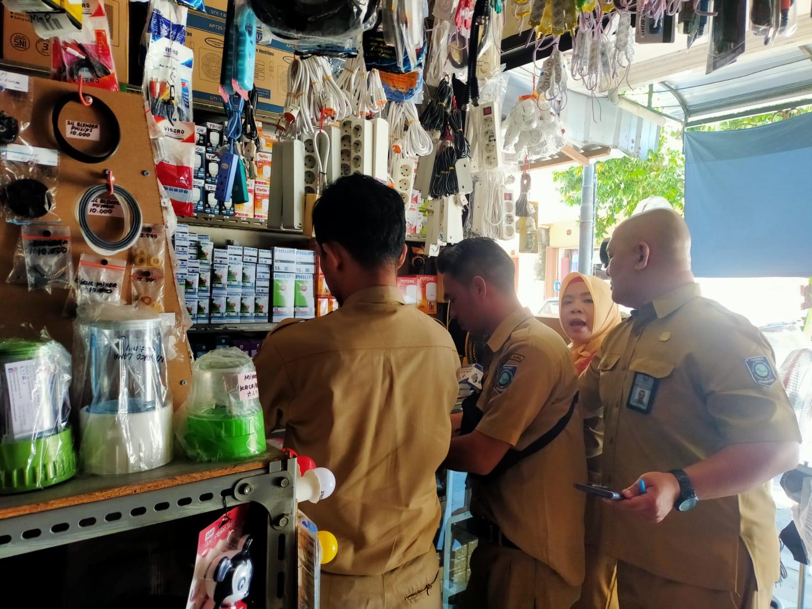 Disperindag Babel Lakukan Pengawasan Barang Dan Jasa Di Toko Elektrik Pasar Mentok
