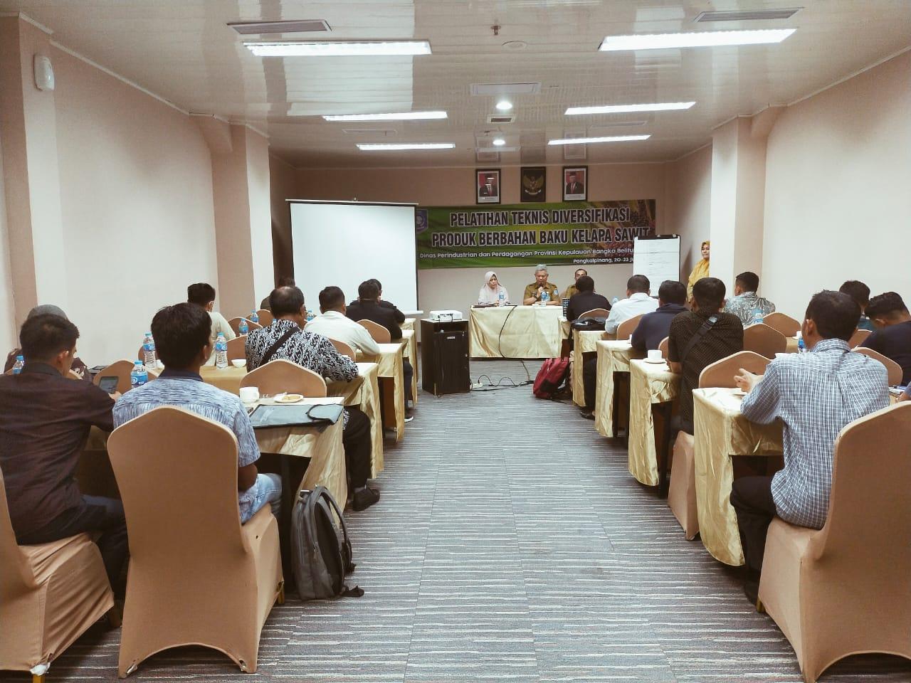 Disperindag Babel Berikan Pelatihan Bahan Baku Kelapa Sawit Ke Pelaku Usaha.