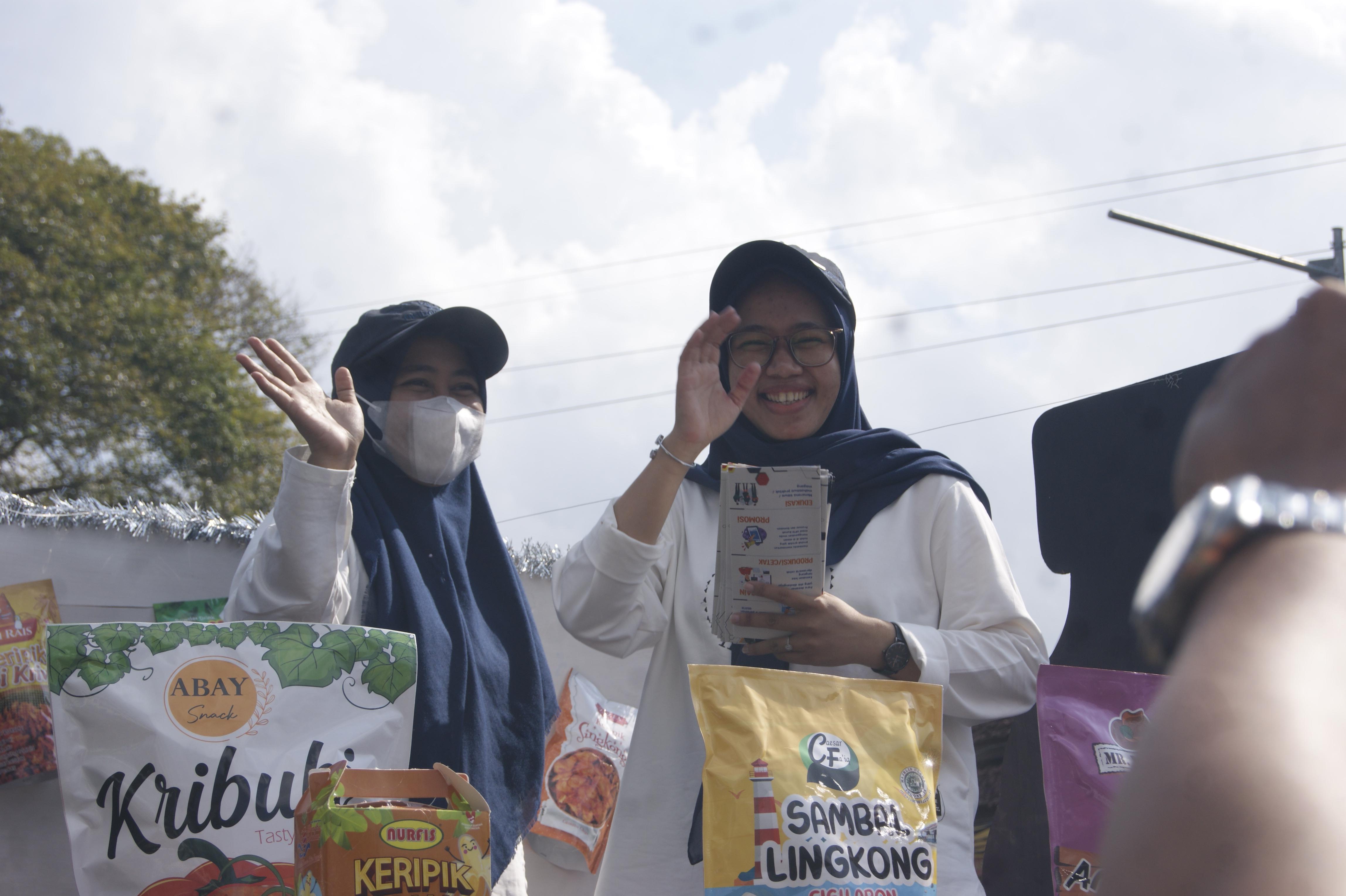Di Atas Mobil Hias Disperindag Babel. Zulfa dan Ria Lambaikan Tangan Ke Penonton Pawai Kendaraan Hias