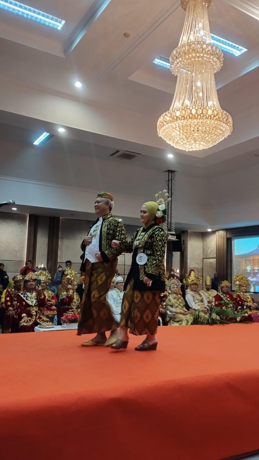 HUT DWP Babel Ke 23. Kadis Disperindag Babel Dan Ketua DWP Disperindag Babel Ikuti Fashion Show Busana Adat Nusantara