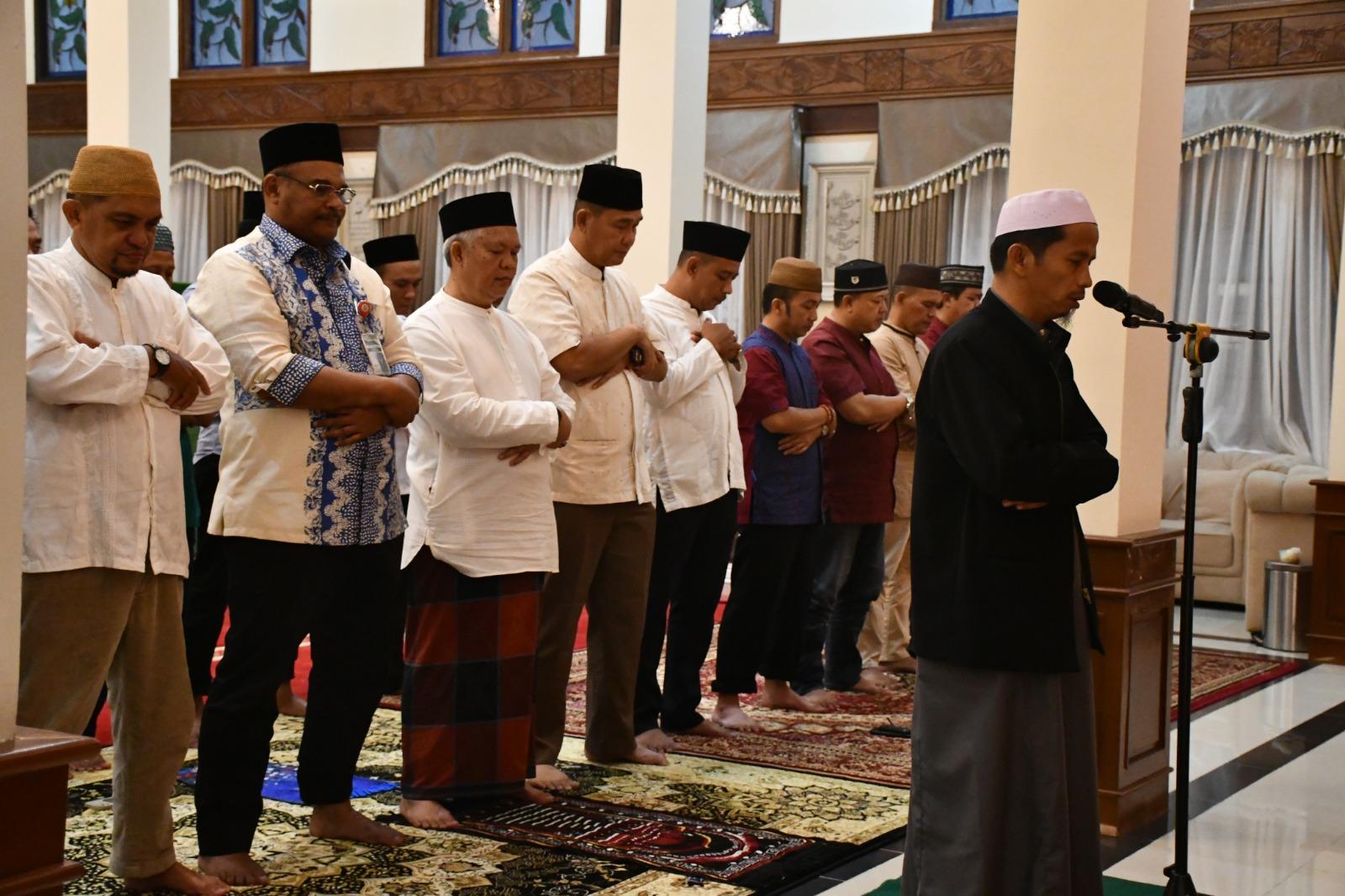 Pj. Gubernur Babel Safrizal Mengajak Pegawai Disperindag Babel Berbuka Puasa Bersama Dan Salat Tarawih Berjamaah.