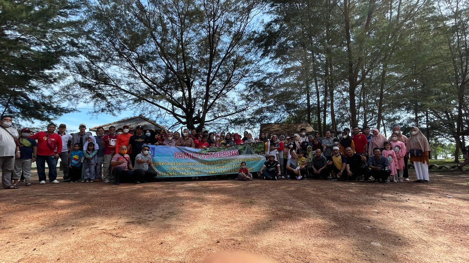 Family Gathering 2021 Disperindag Babel, di tutup dengan doa dan harapan baru di tahun baru 2022.