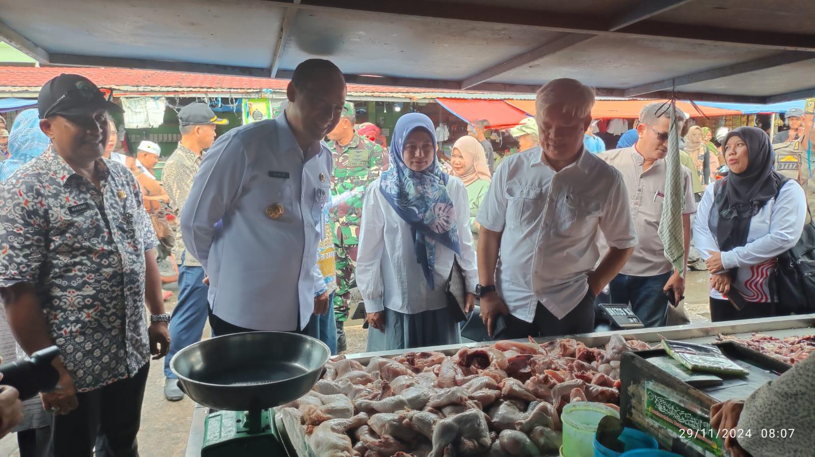 Pj. Gubernur Babel bersama Pemkab Belitung dan Bulog Sidak Ke Pasar Tradisional Dalam Rangka Menjaga Stabilisasi Harga Bapok menjelang HBKN Nataru 2025.