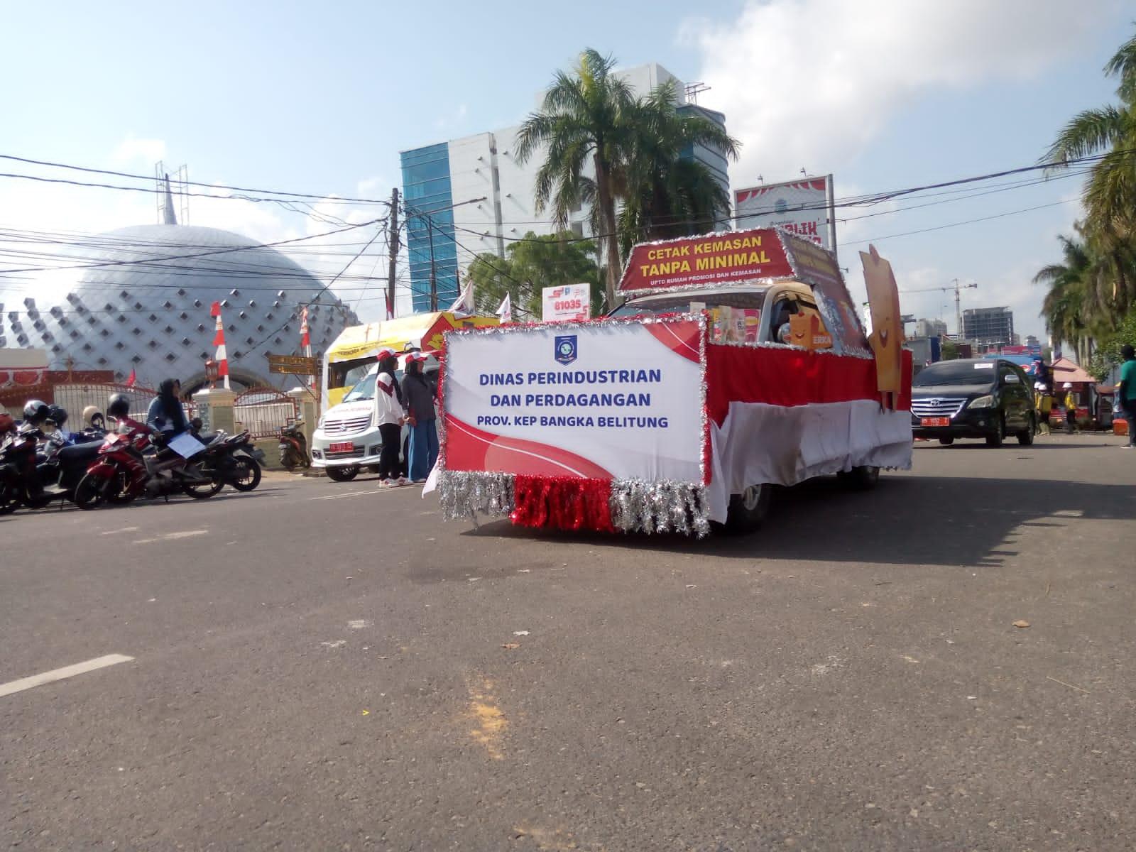Mobil Hias Disperindag Babel Menarik Perhatian Penonton Pawai Kendaraan Hias