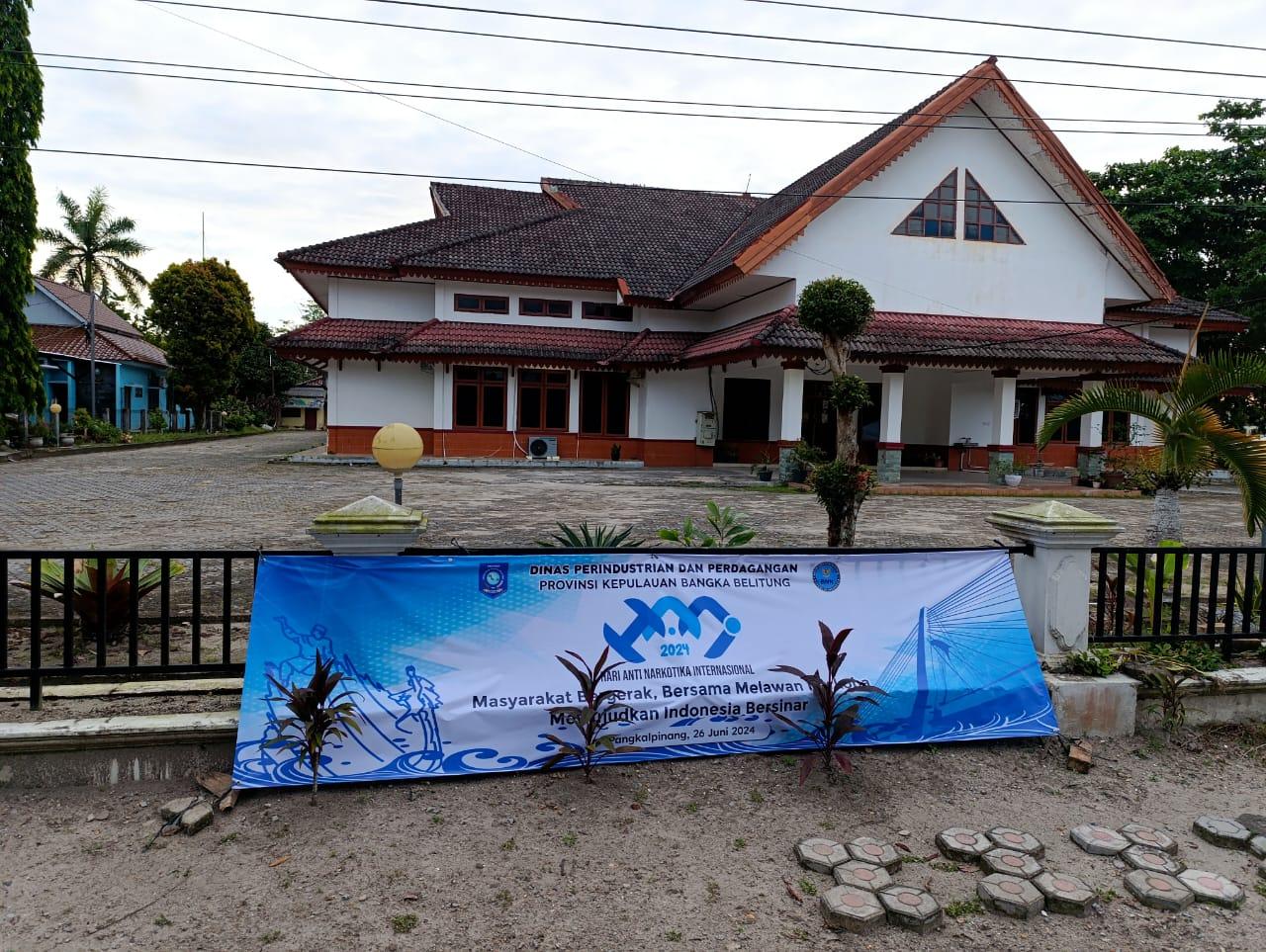 Disperindag Babel Pasangan Spanduk Himbauan Bahaya Narkoba di Hari Anti Narkotika Nasional