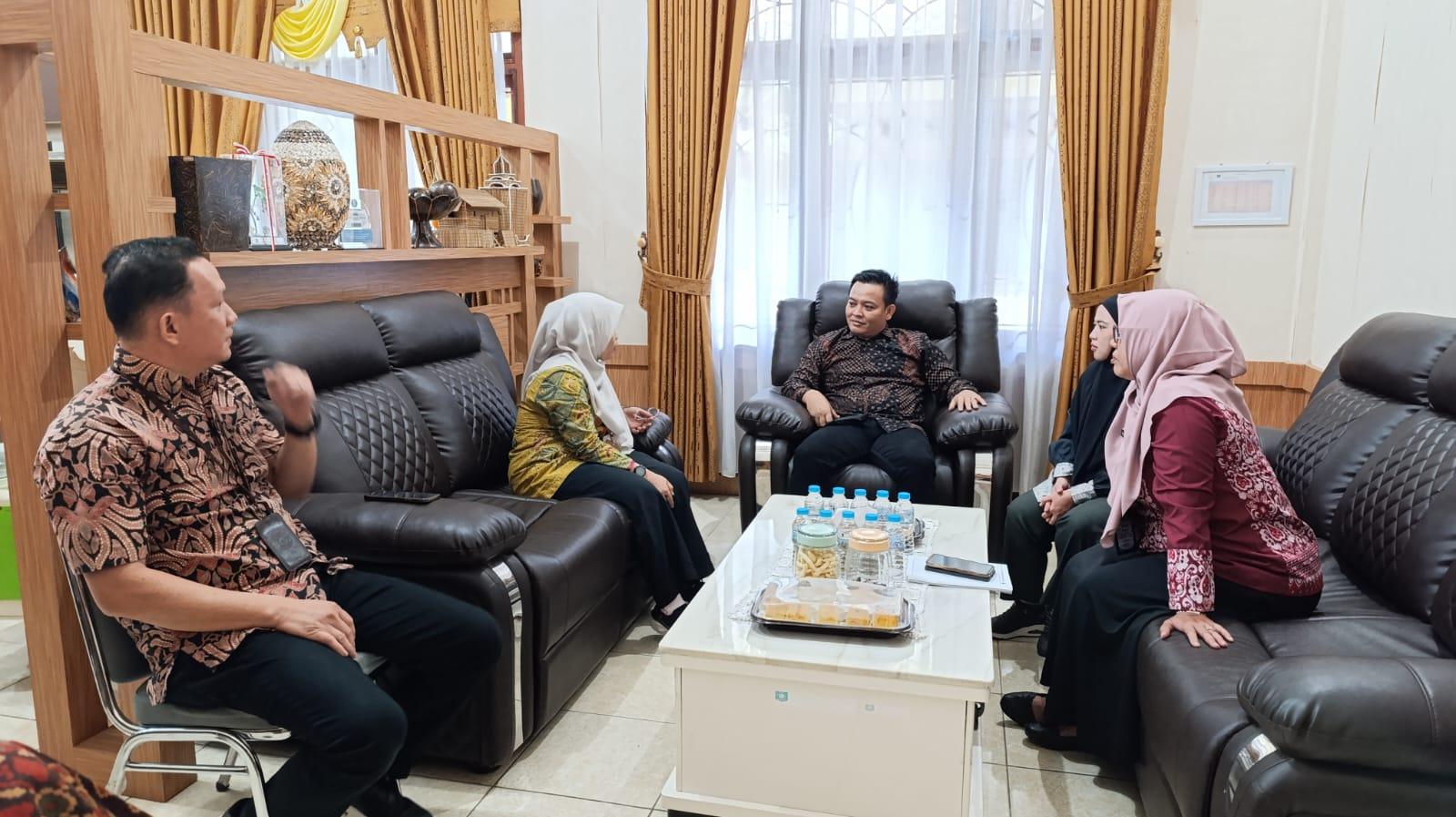 Plt. Kadis Disperindag Babel Terima Kunjungan Anggota DPRD Kab. Bangka. Diksusi Harga Sembako