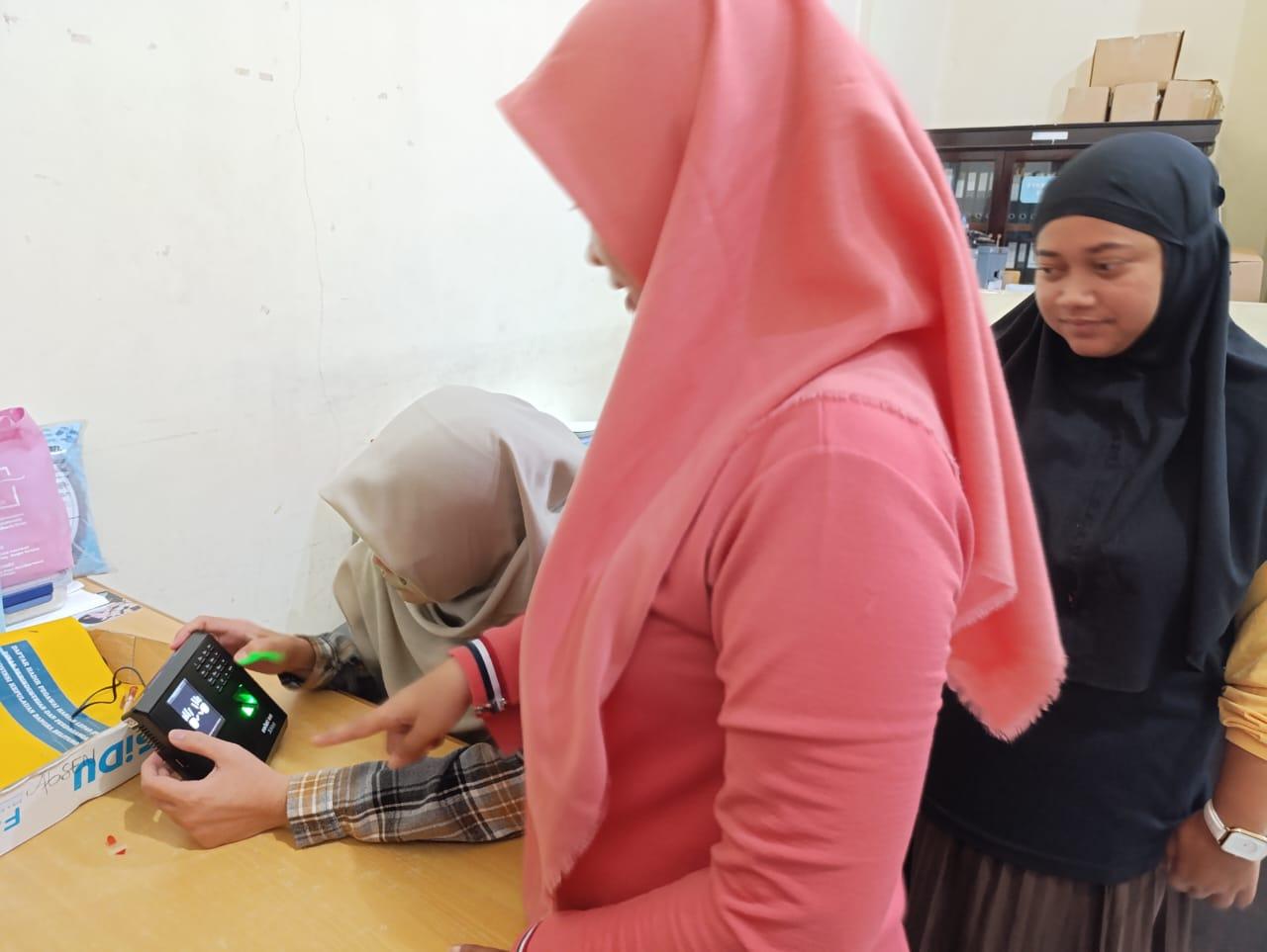 Tingkatkan Disiplin Kerja Pegawai Honorer, Disperindag Babel Terapkan Fingerprint  Terintergrasi Pada 1 Juli 2024