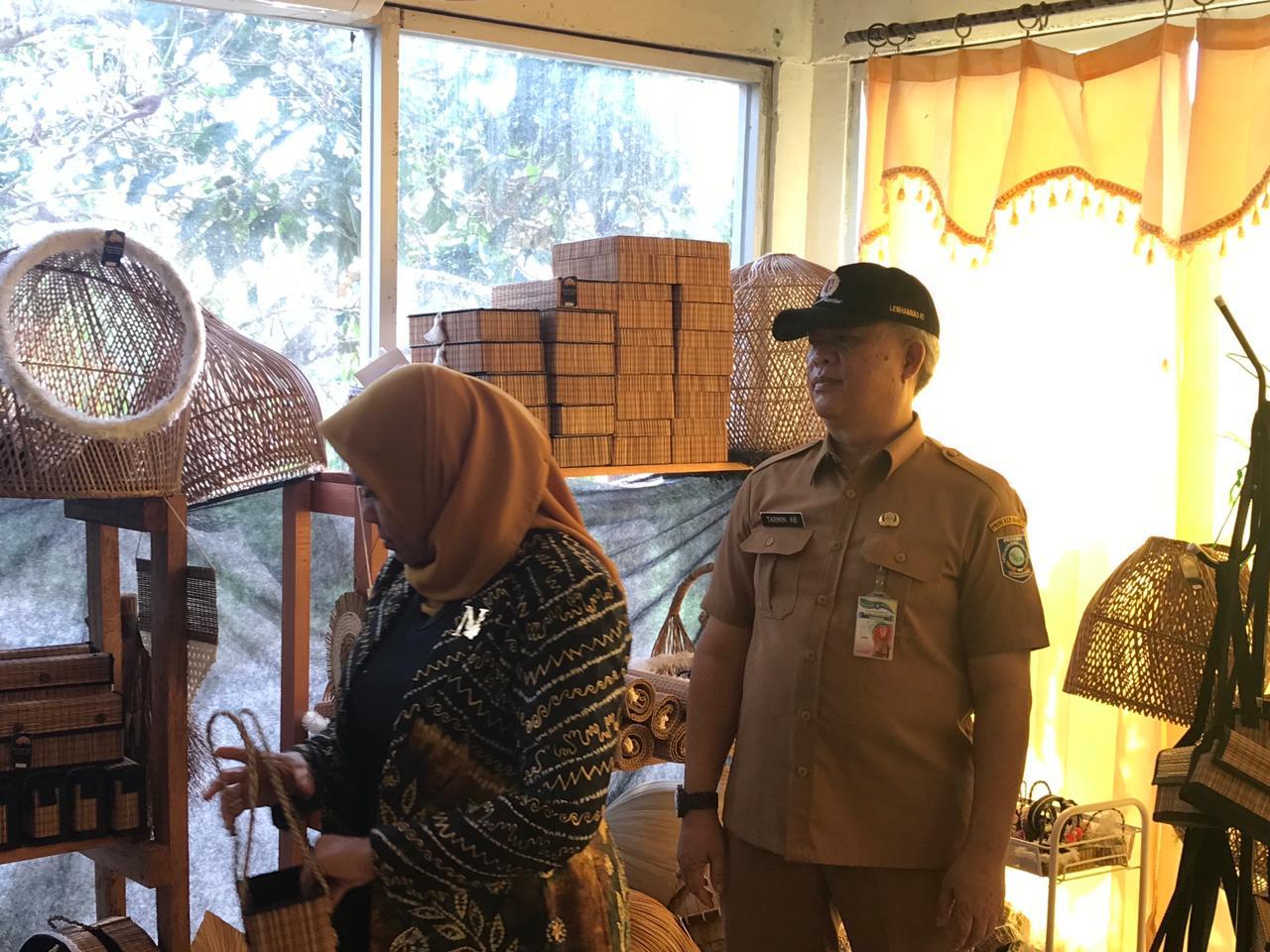 Menuju Lidi Nipah Go Nasional. Disperindag Babel Fasilitasi HKI Produk Lidi Nipah.