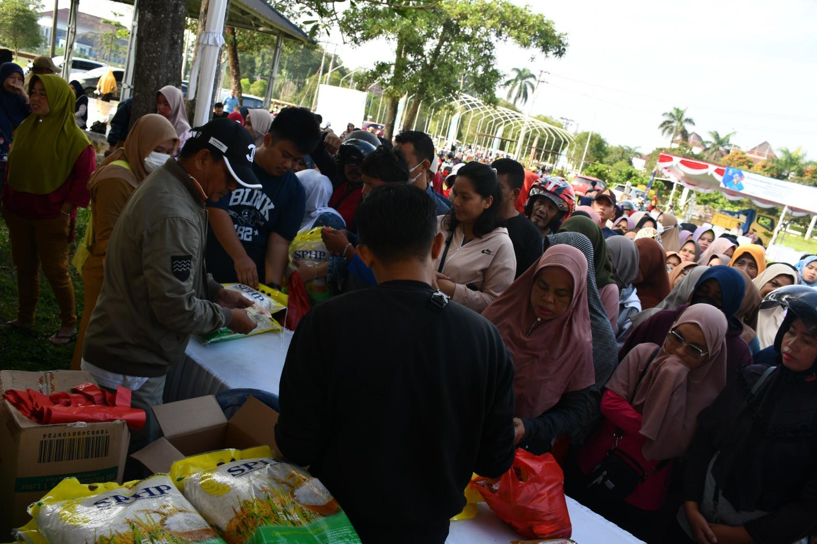 Warga Serbu Beras, Telur, Minyak Dalam Operasi Pasar Murah Yang Di Gelar Disperindag Babel.