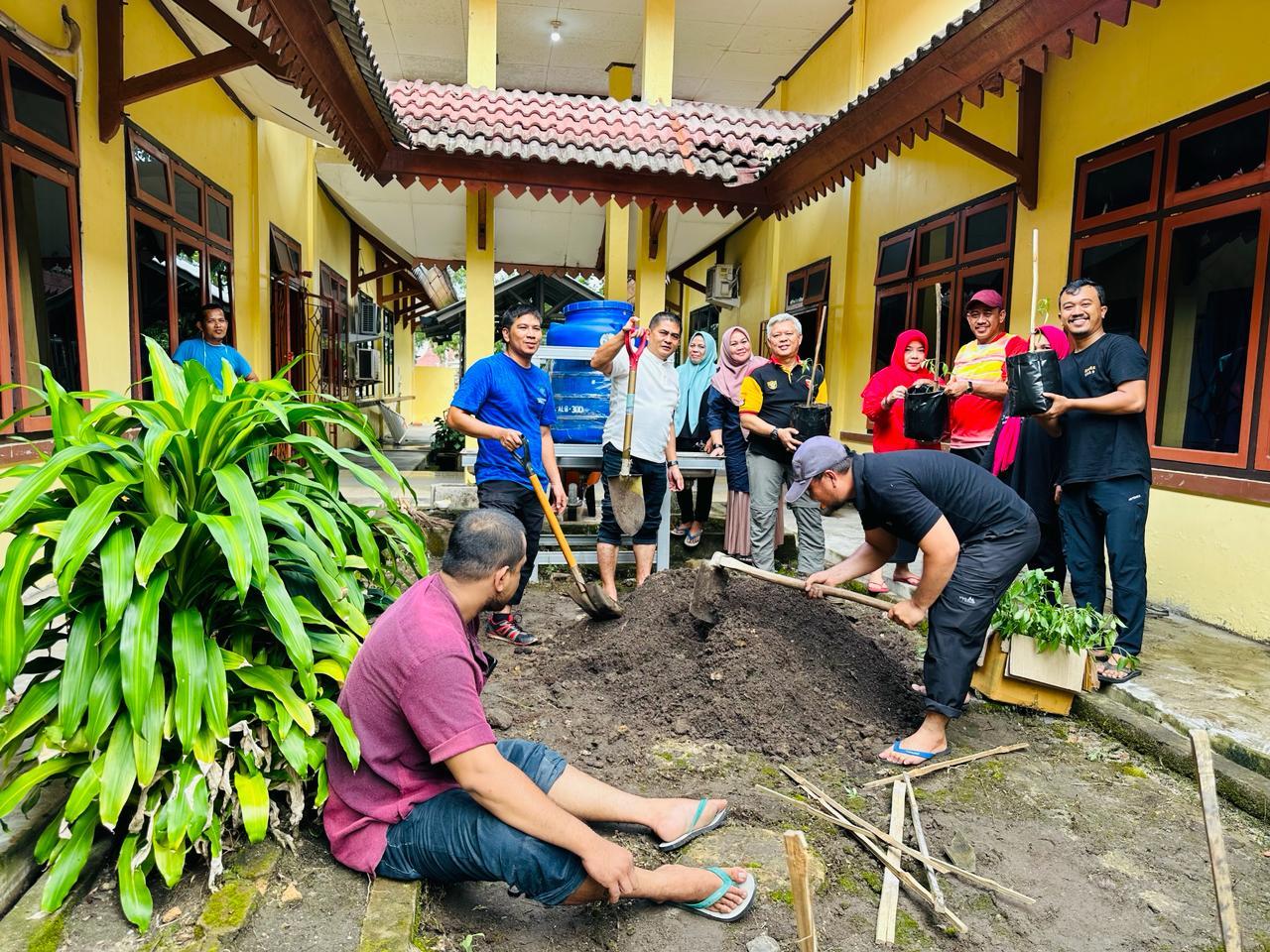 Dukung ‘Gerakan Semarak Babel". Disperindag Provinsi Babel Tanam 100 Pohon Bibit Cabe.