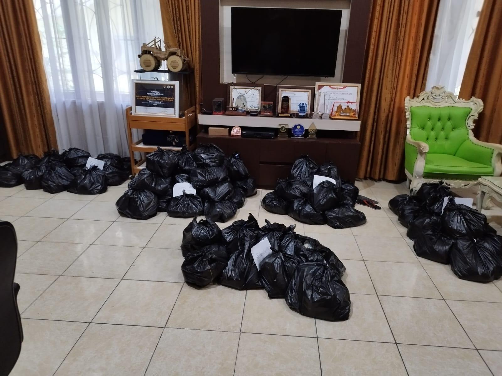 DWP Bagikan Paket Sembako Untuk Anggota DWP Disperindag Babel dan P3K serat Honorer atau PHL