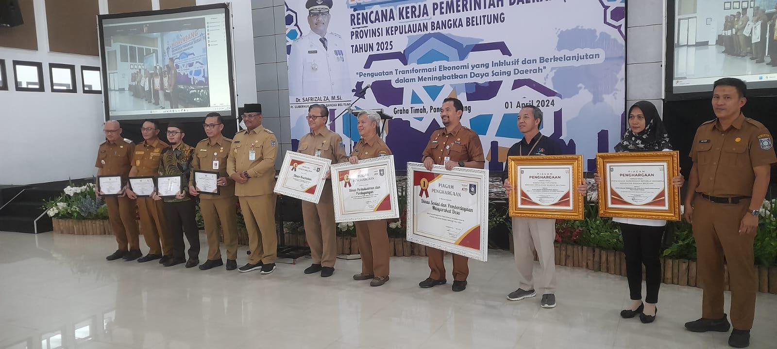Disperindag Provinsi Babel Juara II, Mendapatkan Piagam Penghargaan Rapot Kinerja Tahun 2023 Dari Pj. Gubenur Babel.