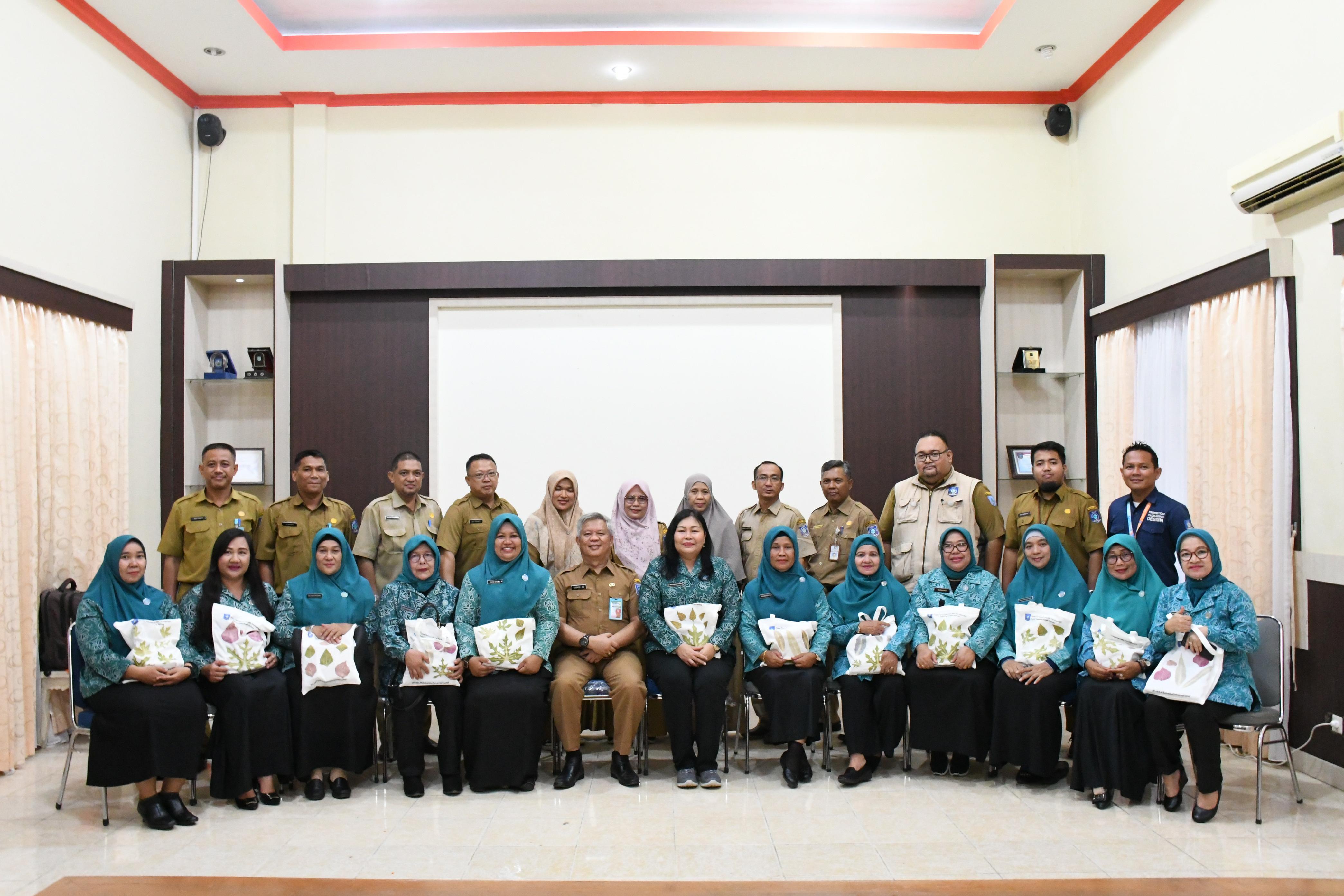 Perkuat Program Kerja PKK. Pj. Ketua Dan Anggota PKK Provinsi Babel Kunjugi Disperindag Babel.