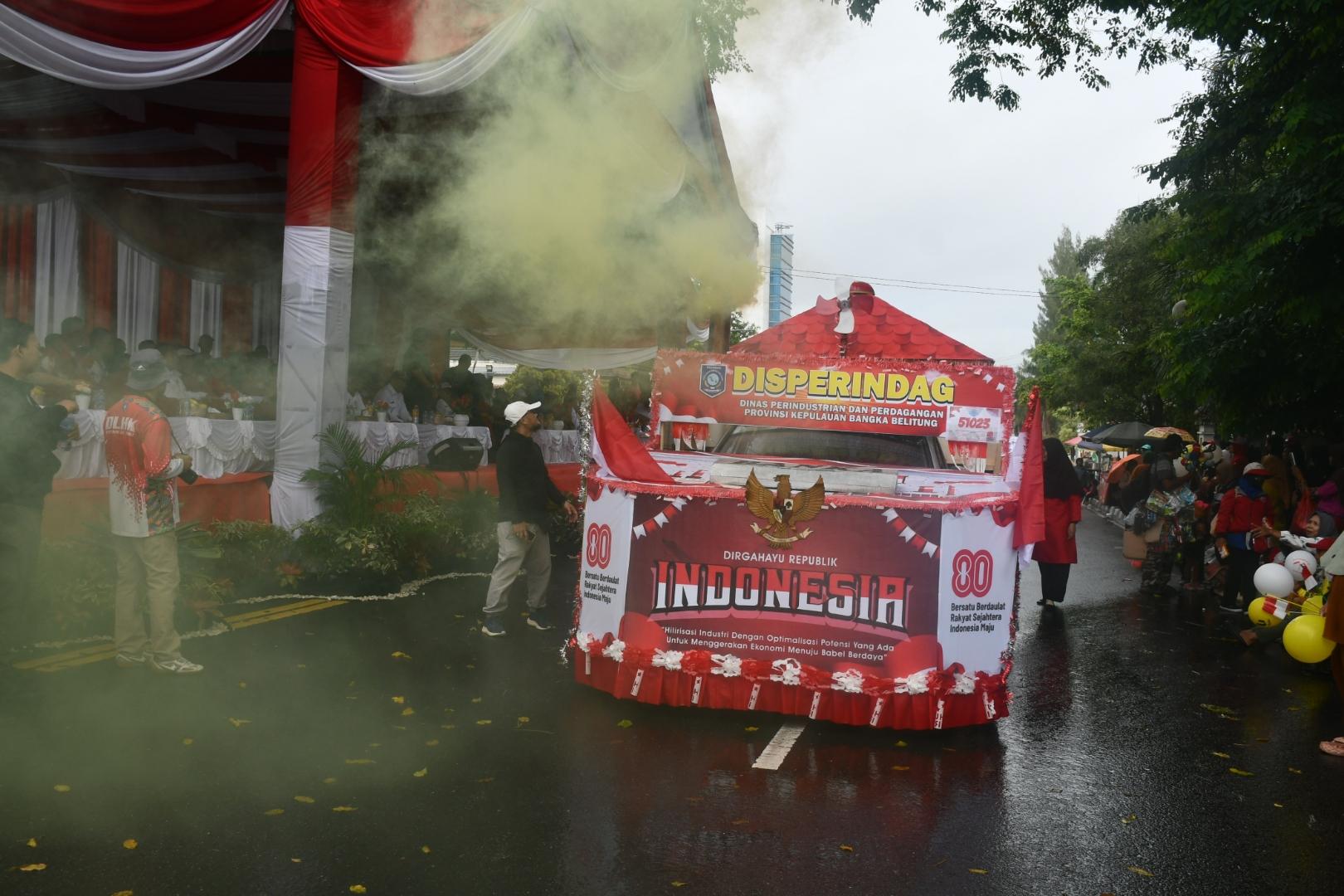Mobil Hias Disperindag Babel Mendapatkan  Apresiasi Tepuk Tangan Gubernur Dan Penonton