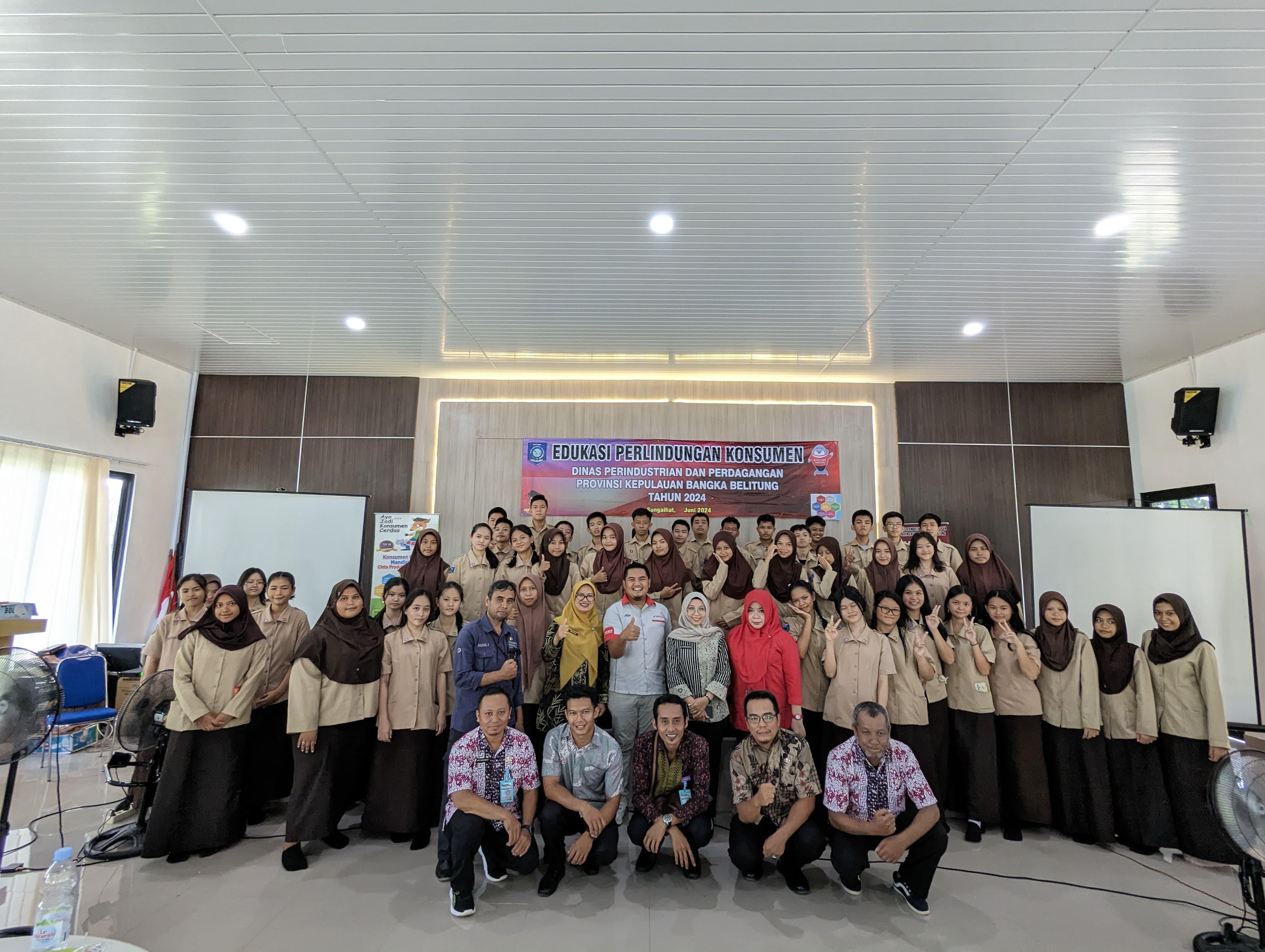 Disperindag Babel Edukasi Perlindungan Konsumen Ke SMKN 1 Sungaliat. Ini Pesan Dr. Infithaar. 