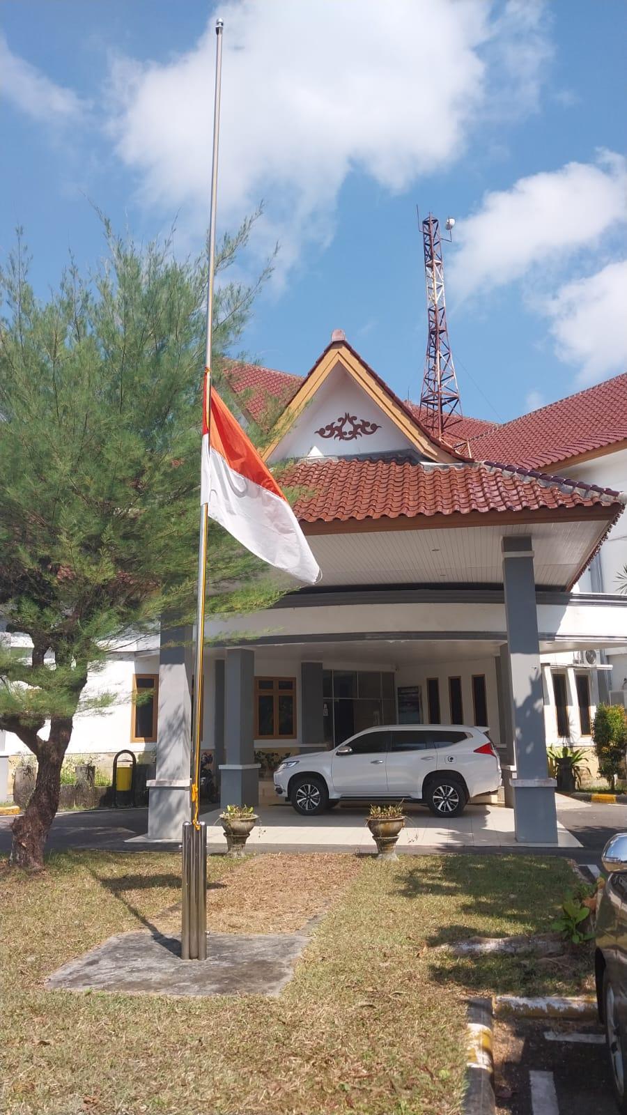Disperindag Babel Kibarkan Bendera Setengah Tiang, "Hari Berkabung Nasional" Wafanya Wapres Ke-9 