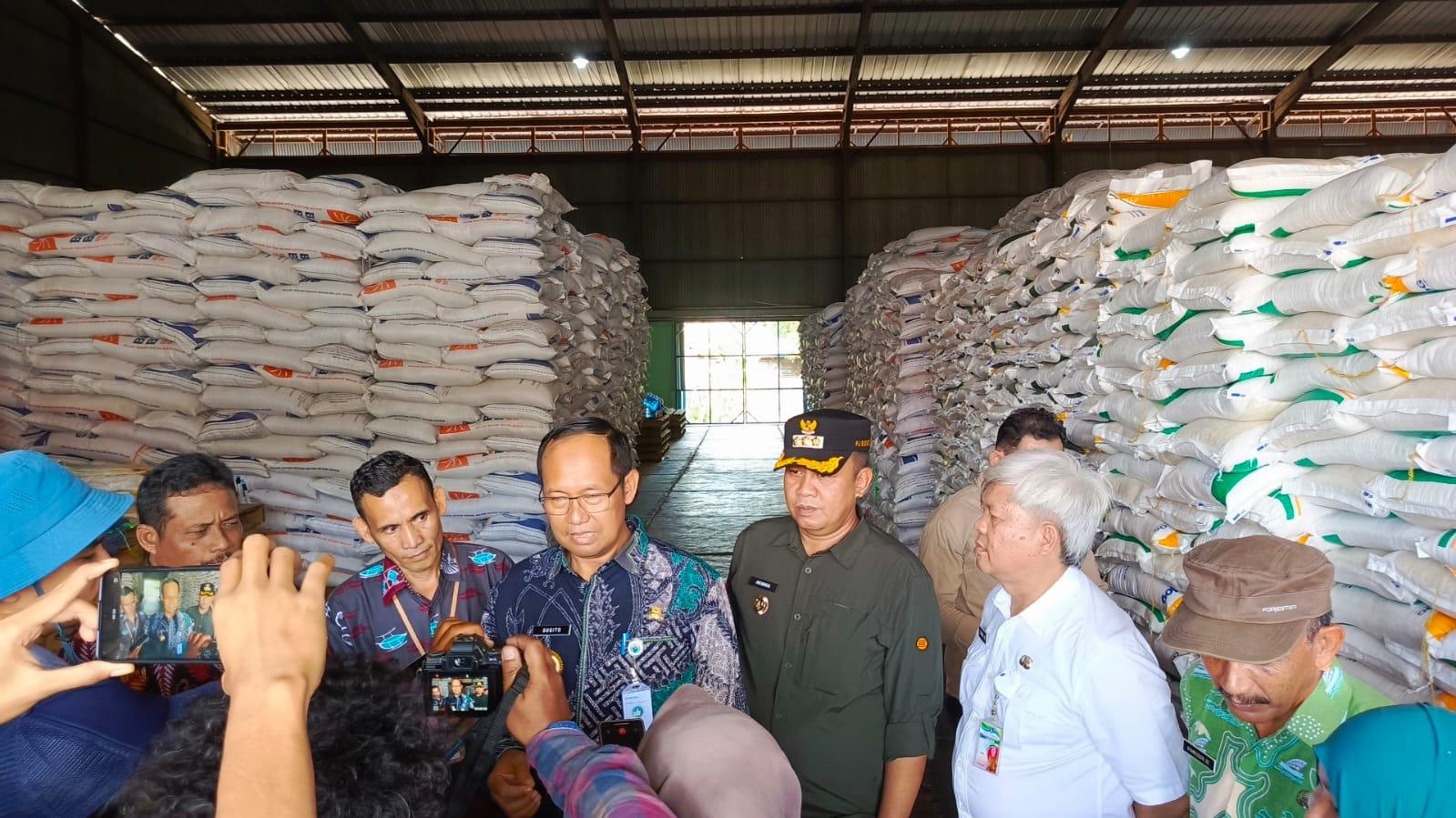 Pj. Gubernur Babel Dan Tim TPID, Sidak ke Pasar Tradisional, Distributor dan Bulog di Belitung dalam menjaga stabilsasisi harga bapok