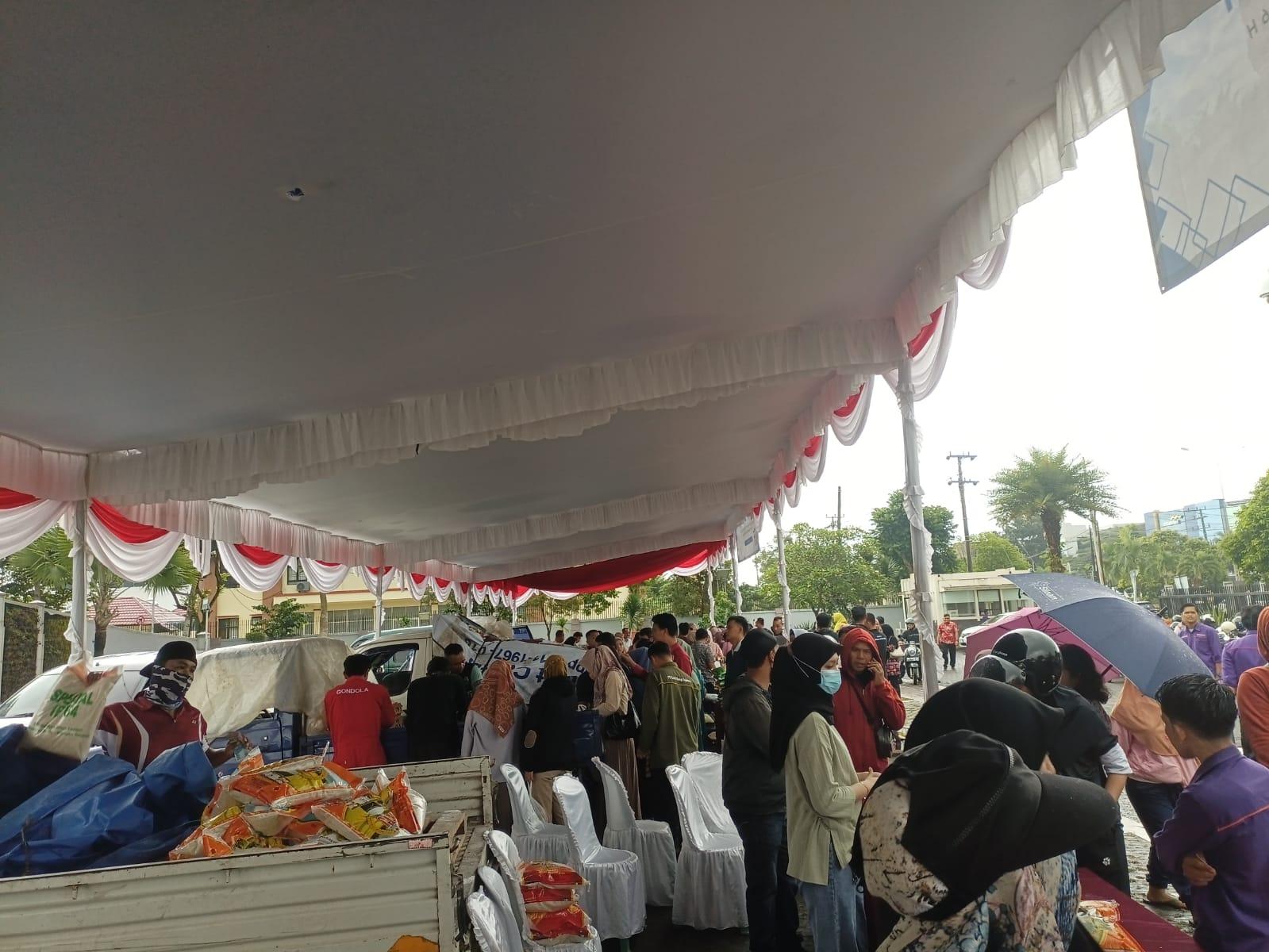 Disperindag Babel Dan BI, Gelar Pasar Murah Di Halaman Bank Indonesia, Diserbu Pembeli