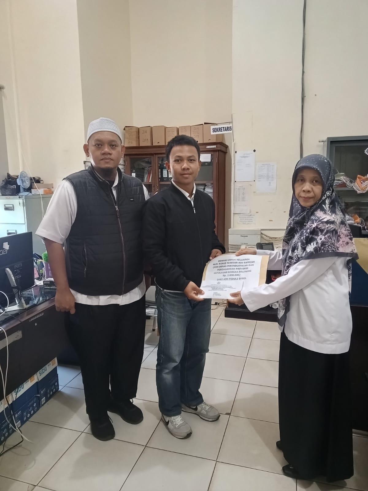 Disperindag Babel Serahkan Santunan KORPRI Pemprov Babel dan ASN Peduli Babel Ke Kel.Almarhum Ronie