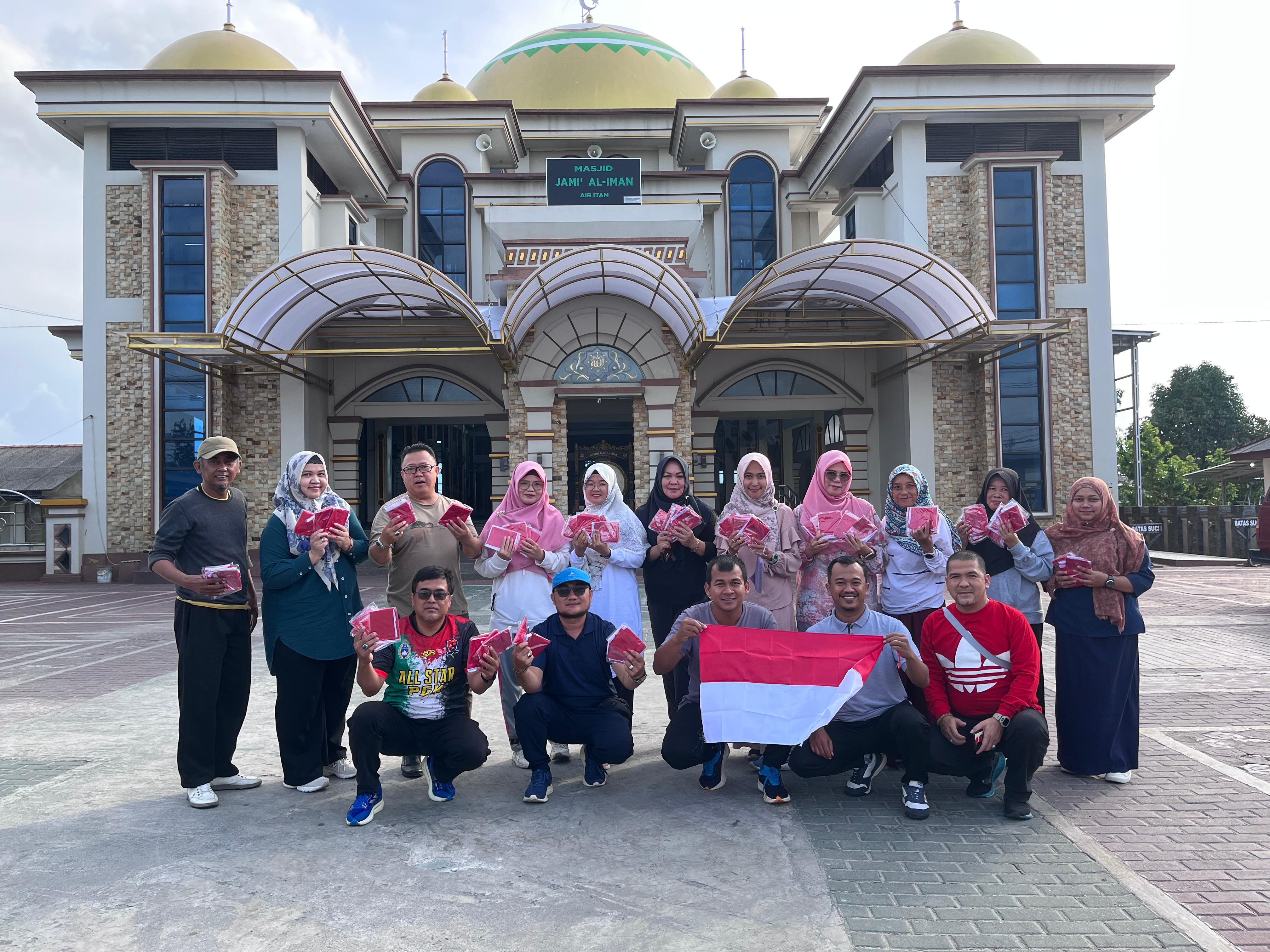 Meriahkan HUT RI Ke 80.Disperindag Babel Bagi-Bagi Bendera Merah Putih Ke Mahasiswa dan Warga