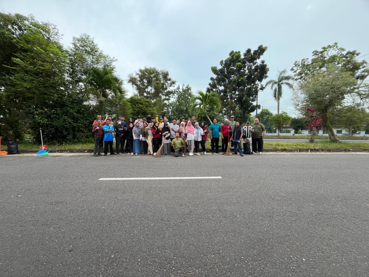 Ciptakan Kebersihan dan Keindahan. Disperindag Babel Gelar Aksi Indonesia ASRI Di Kantor dan Titik 7