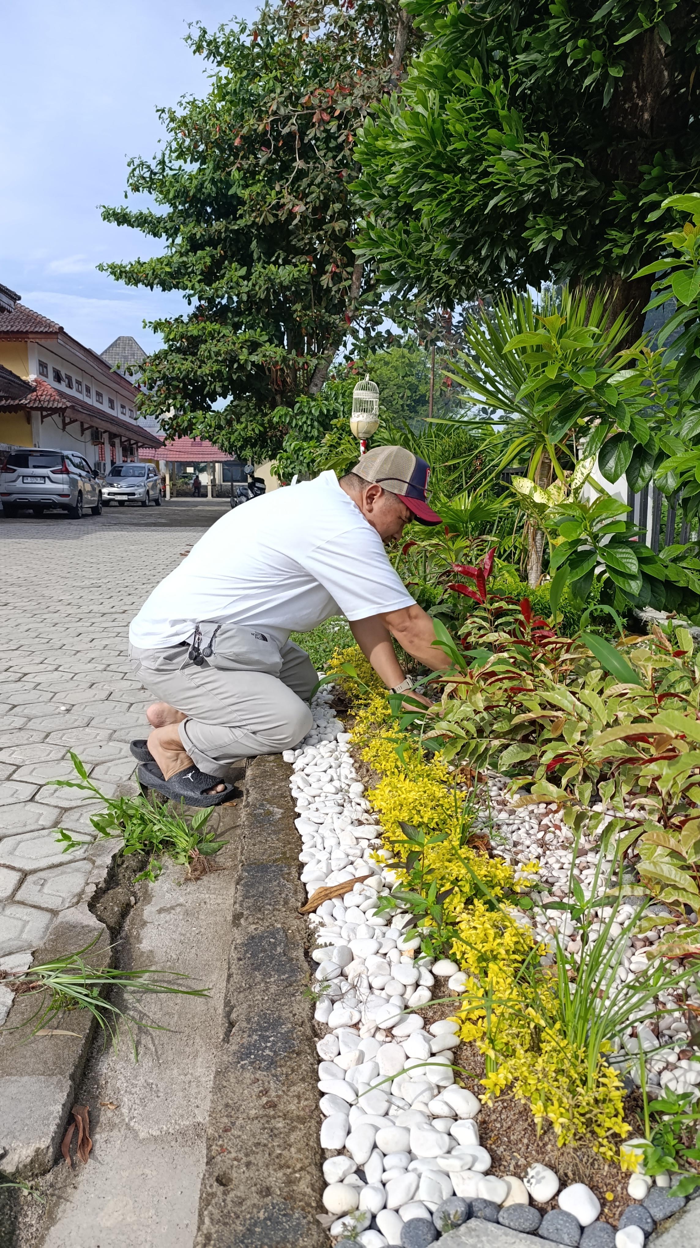 Senam Madiri dan Bersih Bersih di lingkungan Kantor Disperindag Babel. 
