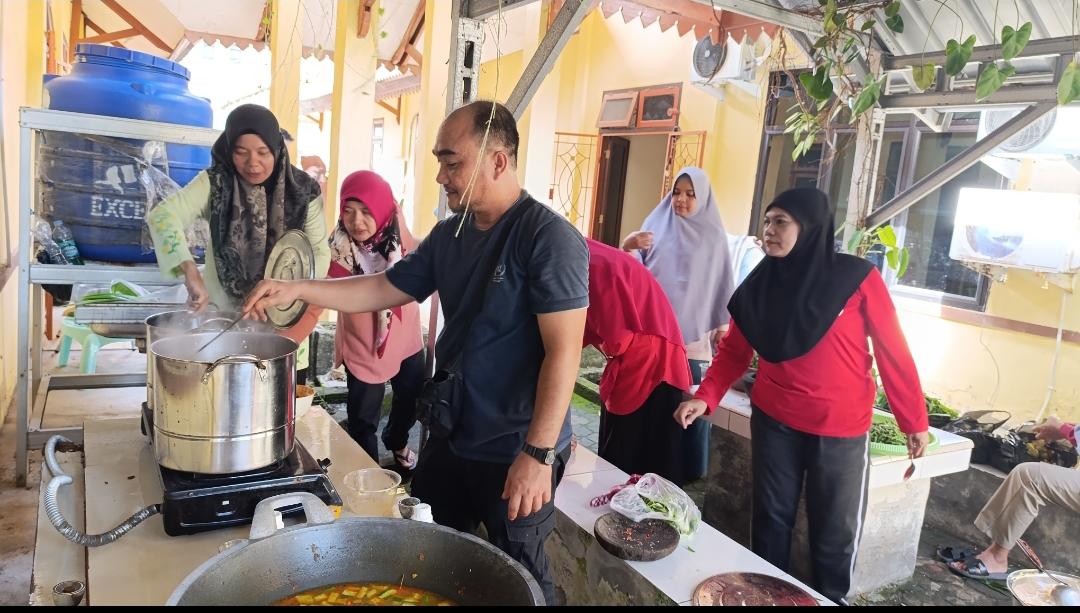 Perkuat Silaturahim. Disperindag Babel Gelar Makan Bersama. "Sajikan Menu Andalan Kas Babel, Lempah Kuning"