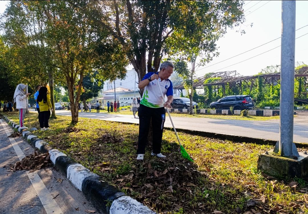 Ciptakan Lingkungan Kerja Bersih dan Sehat. Disperindag Provinsi Babel Bersih-Bersih. 