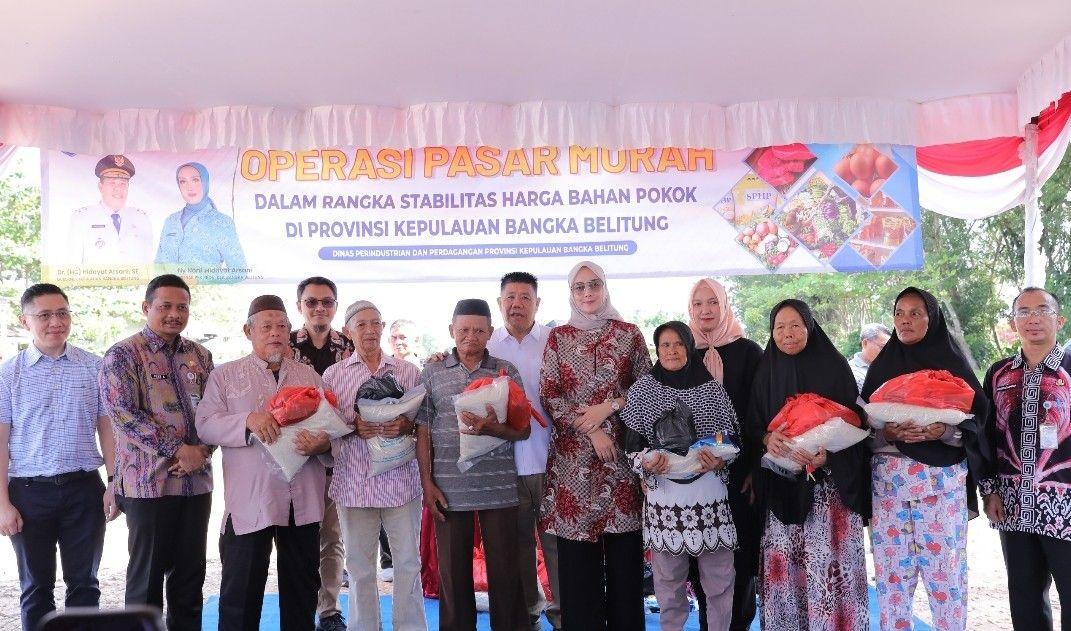 Menjelang Idul Fitri, Gubernur Babel Hidayat Arsani Buka Pasar Murah dan Bagikan Sembako