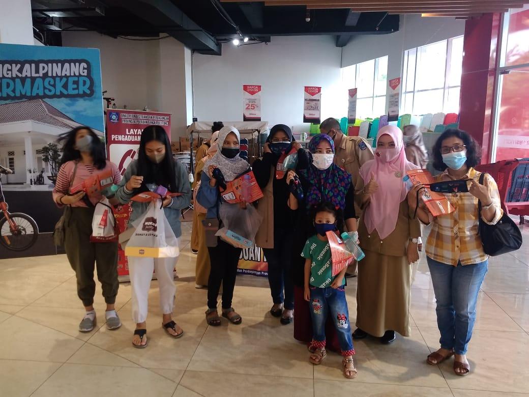 Buka Pos Layanan Pengaduan Konsumen,  Pemprov.  bagikan Botol  dan masker ke Masyarakat