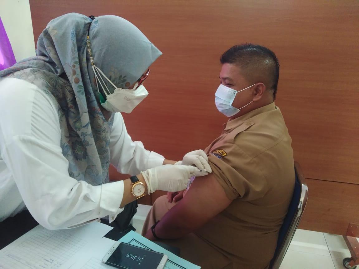 Pegawai Disperindag Babel Divaksinasi Covid-19