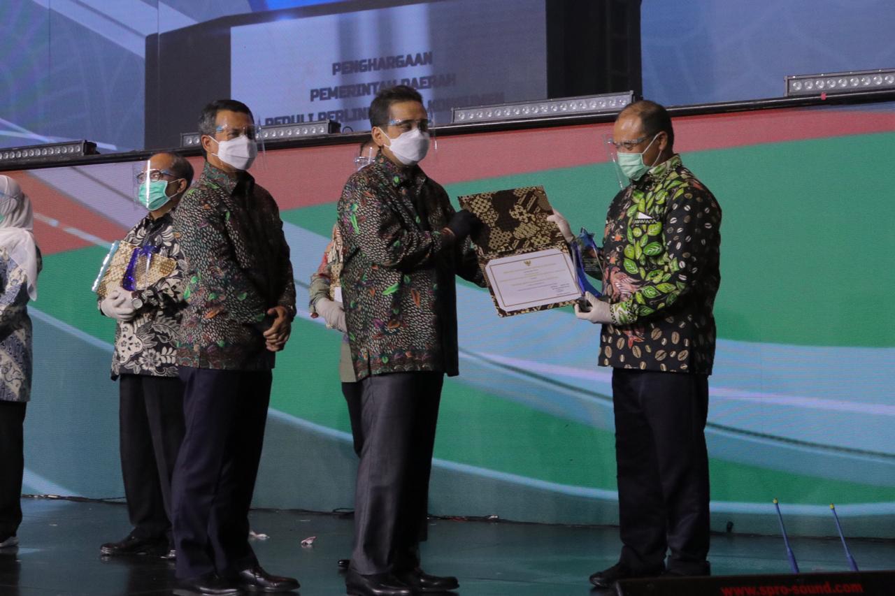 Gubernur Babel Menerima Penghargaan "Provinsi Terbaik Daerah Peduli Konsumen Tahun 2019"