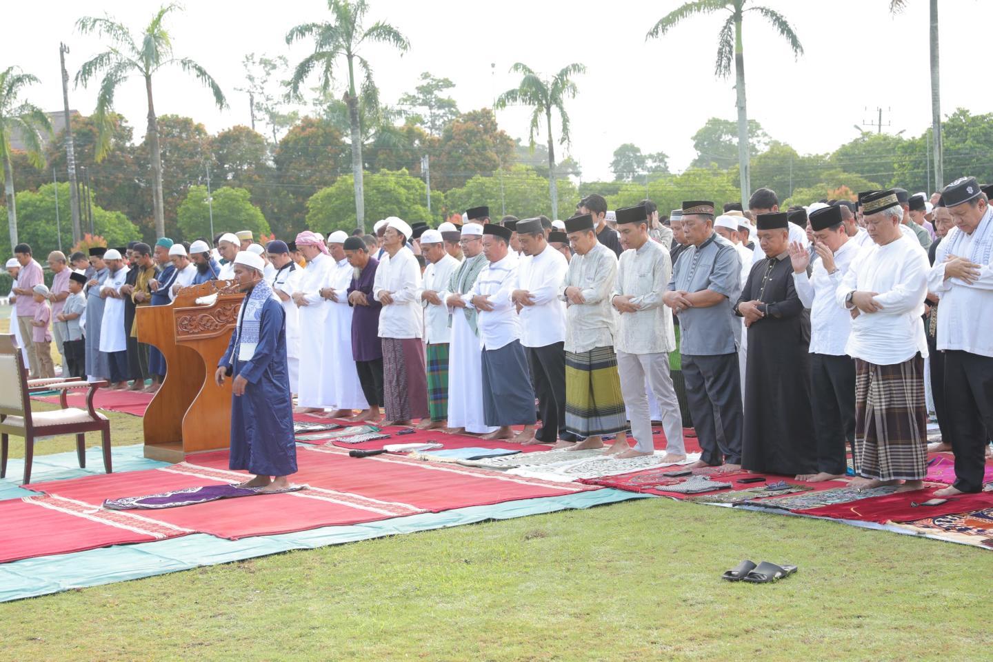 Kadis Disperindag Provinsi Babel Bersama Plh. Pj. Gubernur Shalat Idul Adha Bersama