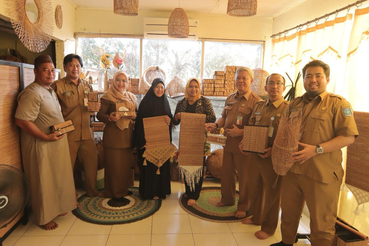 Kadis Disperindag Bersama Kabid PPI, Dampingi Pj. Dekranasda Babel Ke Pengerajin Lidi Nipah