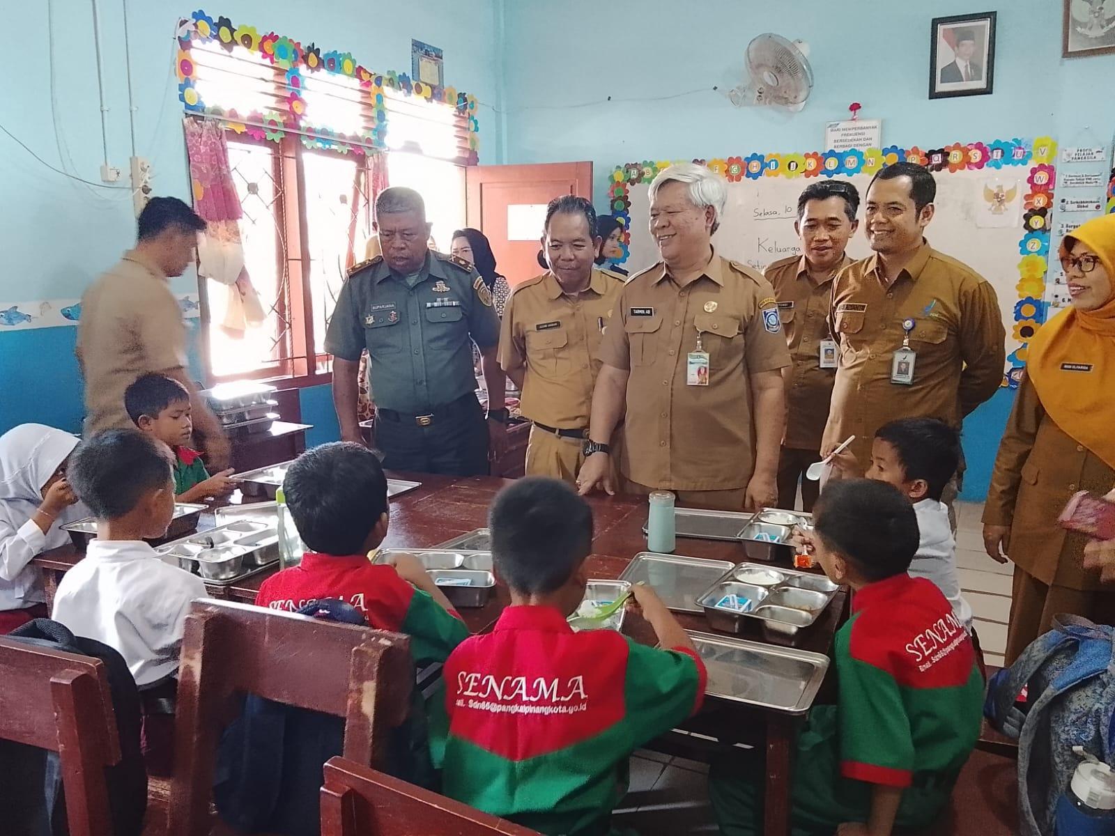 Plt. Asisten 1, launching Program MBG di SDN 65 Pangkalpinang