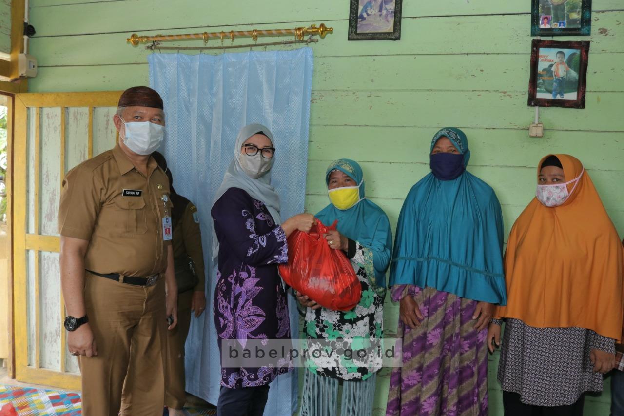 Kepala Dinas Perindustrian dan Perdagangan (Disperindag) Babel, Tarmin AB, Bersama Ketua Dekranasda Babel, Melati Erzaldi Saat Mengunjungi Sentra Kerajinan Kopiah Resam 