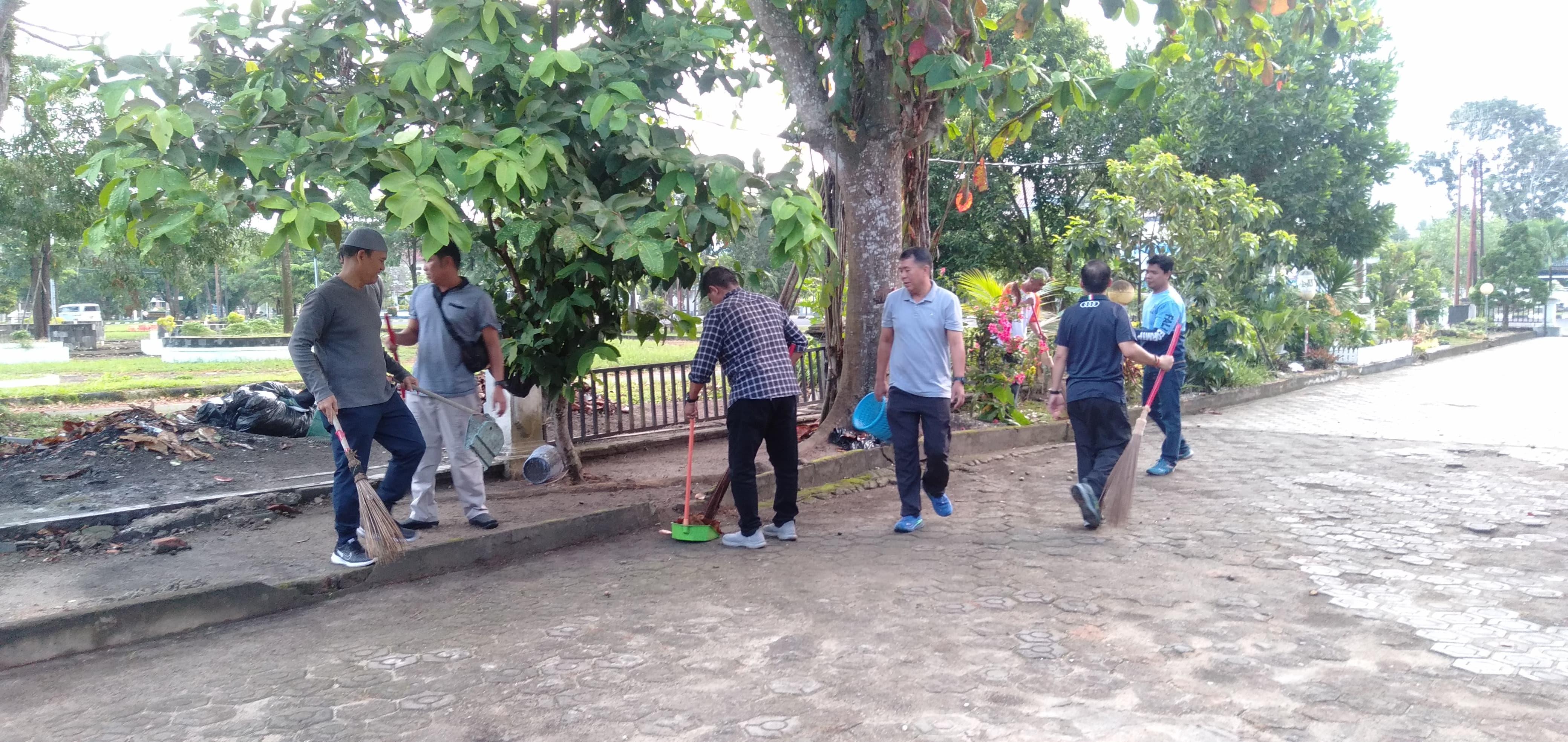 Aksi bersih-bersih dil lingkungan Kantor Disperindag Babel