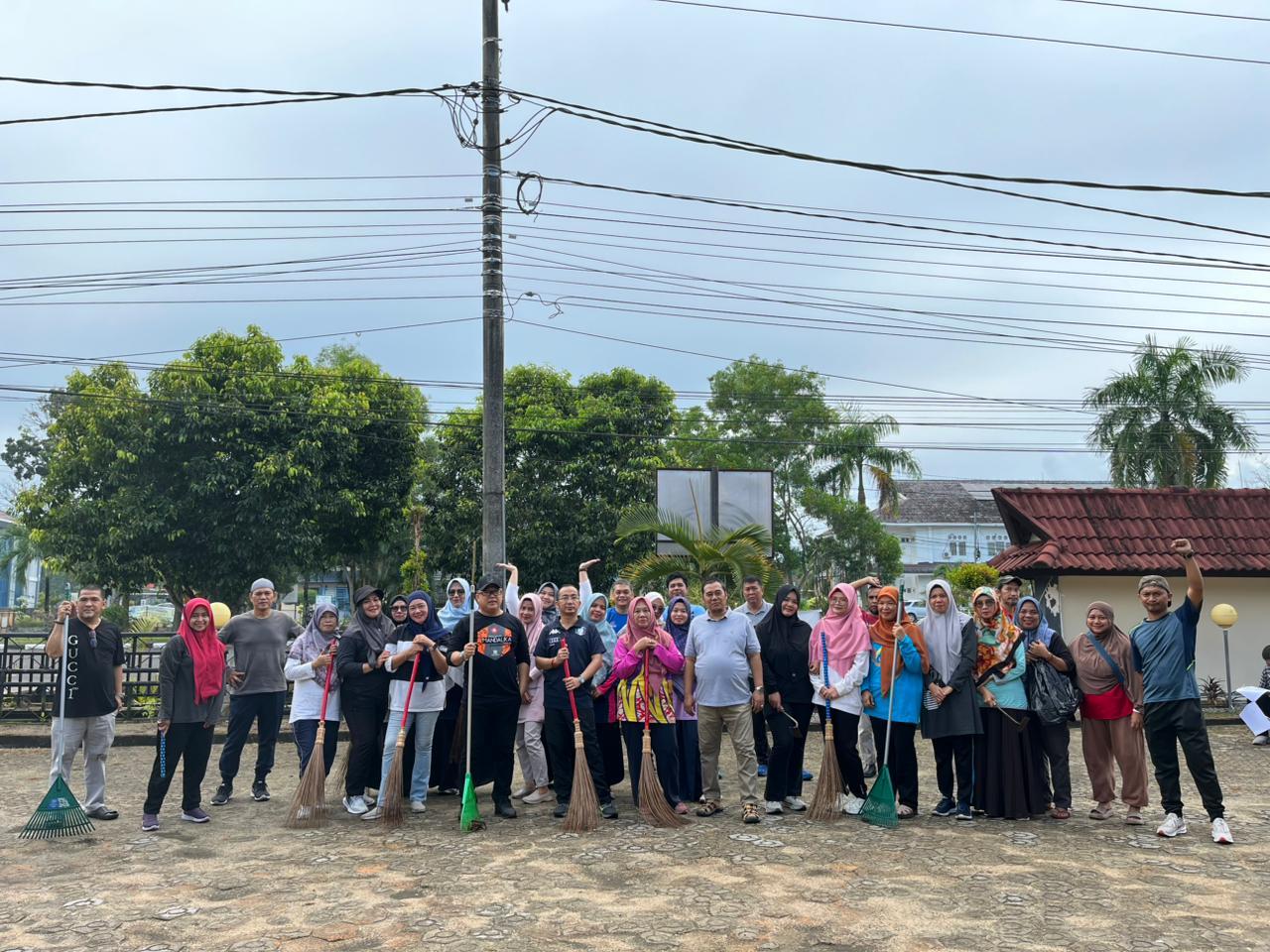 Aksi bersih-bersih Lingkungan Disperindag Babel