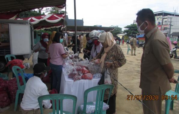 Pelaksanaan Operasi Pasar di lapangan bola SMADA Pangkalpinang, Kabid Konsumen Desperidag Babel melakukan pemantauan kegiatan tersebut
