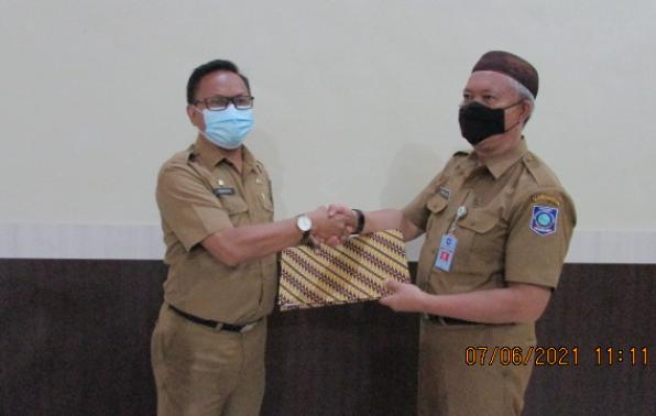 Prosesi Serah Terima Jabatan Kadis Perindag Provinsi Babel Sunardi Priode Januari 2018 Sampai Mei 2021, Kepada Kepala Disperindag Provinsi Babel Tarmin Priode Juni 2021, Senin Pagi (7/6) Di Ruang Rapat Kantor Disperindag Babel.