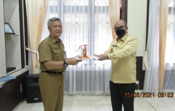 Kadis Perindag Babel Tarmin Foto Bersama dengan Ketua Romobongan Kab. Mesuji