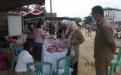 Pelaksanaan Operasi Pasar di lapangan bola SMADA Pangkalpinang, Kabid Konsumen Desperidag Babel melakukan pemantauan kegiatan tersebut