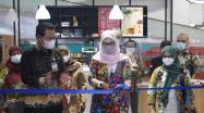 Ketua Dekranasda Babel membuka kegiatan Showcase Produk Unggulan UMKM, Sosialisasi QRIS dan Workshop Produk dan Branding UMKM di Transmart Pangkalpinang pada, Jumat (26/3)